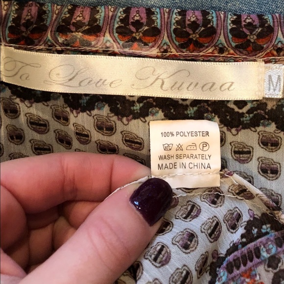 Gorgeous top w/lace on neck line. Perfect summer - Picture 5 of 5